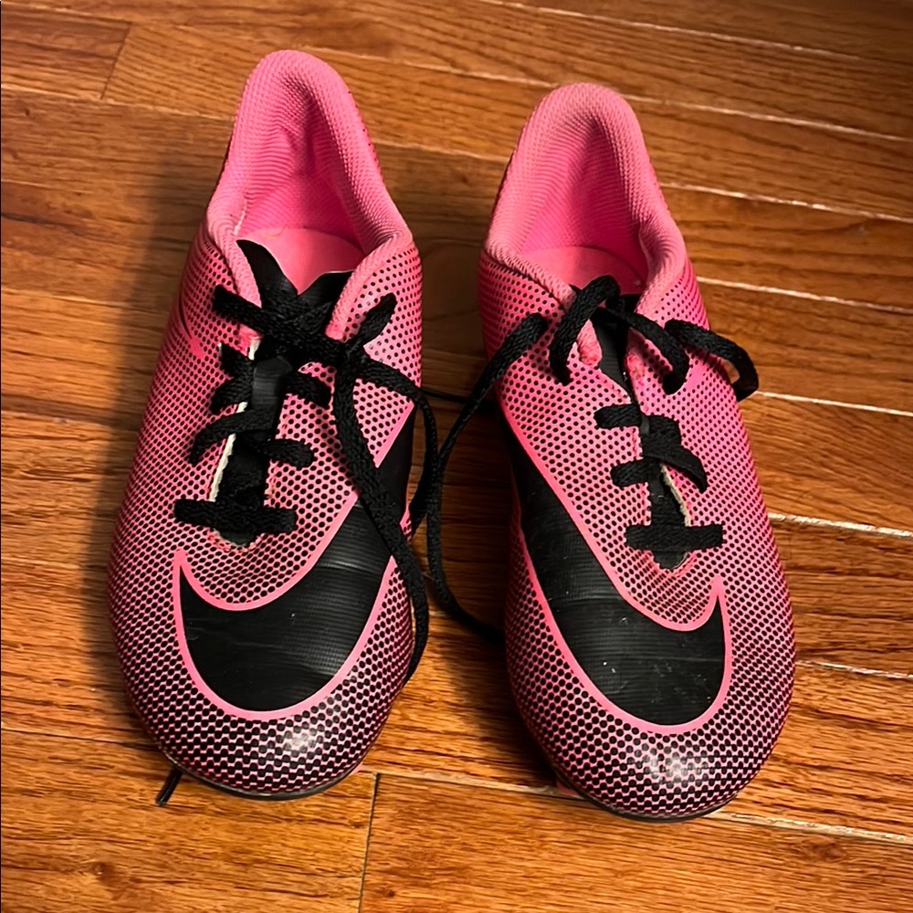 Pink Nike Soccer cleats 3Y used condition.